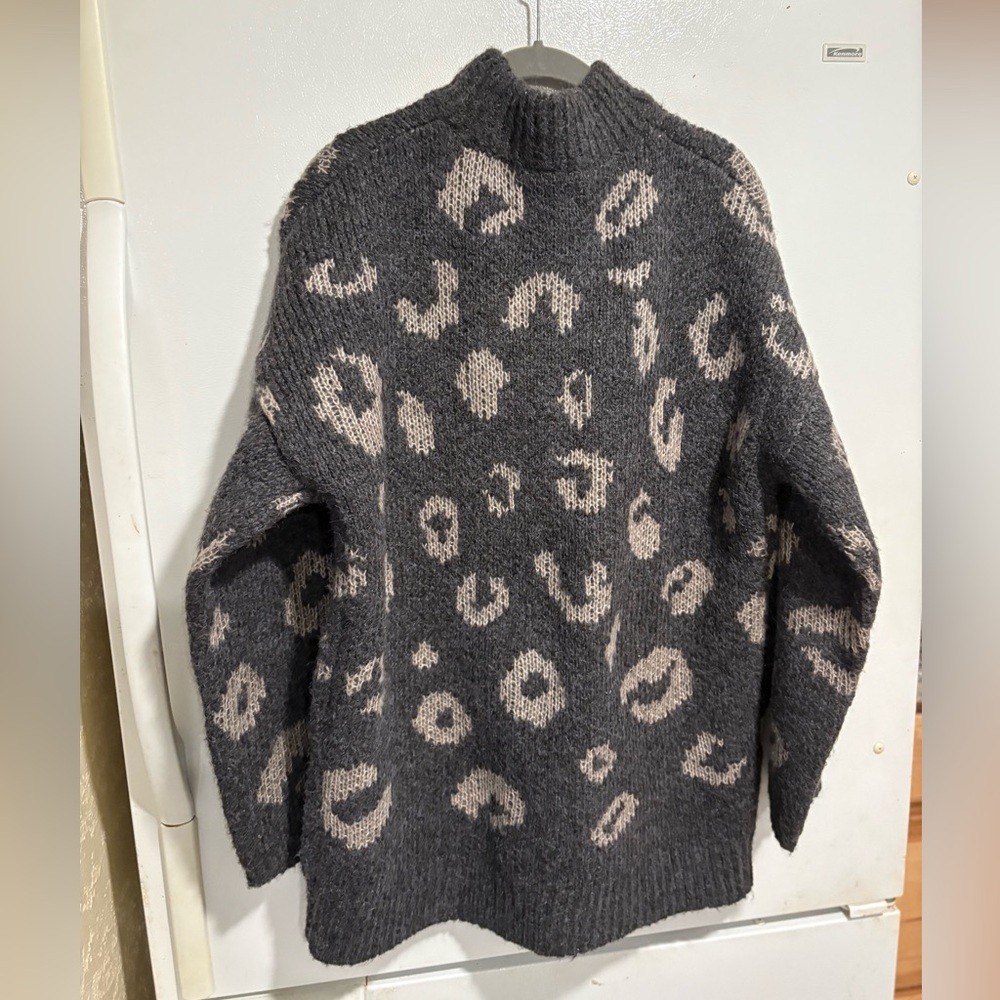 Universal Thread Gray And Cream Leopard Print Swe… - image 3